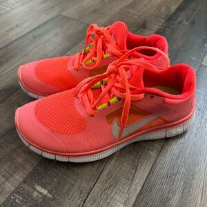 Nike Free Run Flyknit Running Shoes Sneakers Womens Size 7 Hot Punch